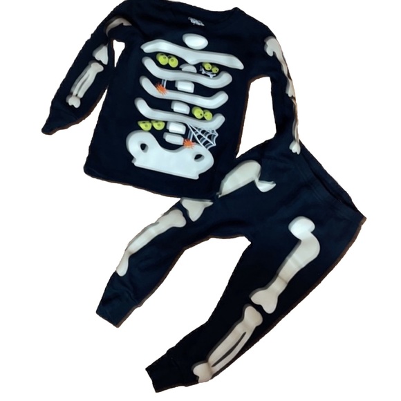 Carter’s skeleton Halloween, long sleeve pajamas, two piece set size 24 months - Picture 2 of 7